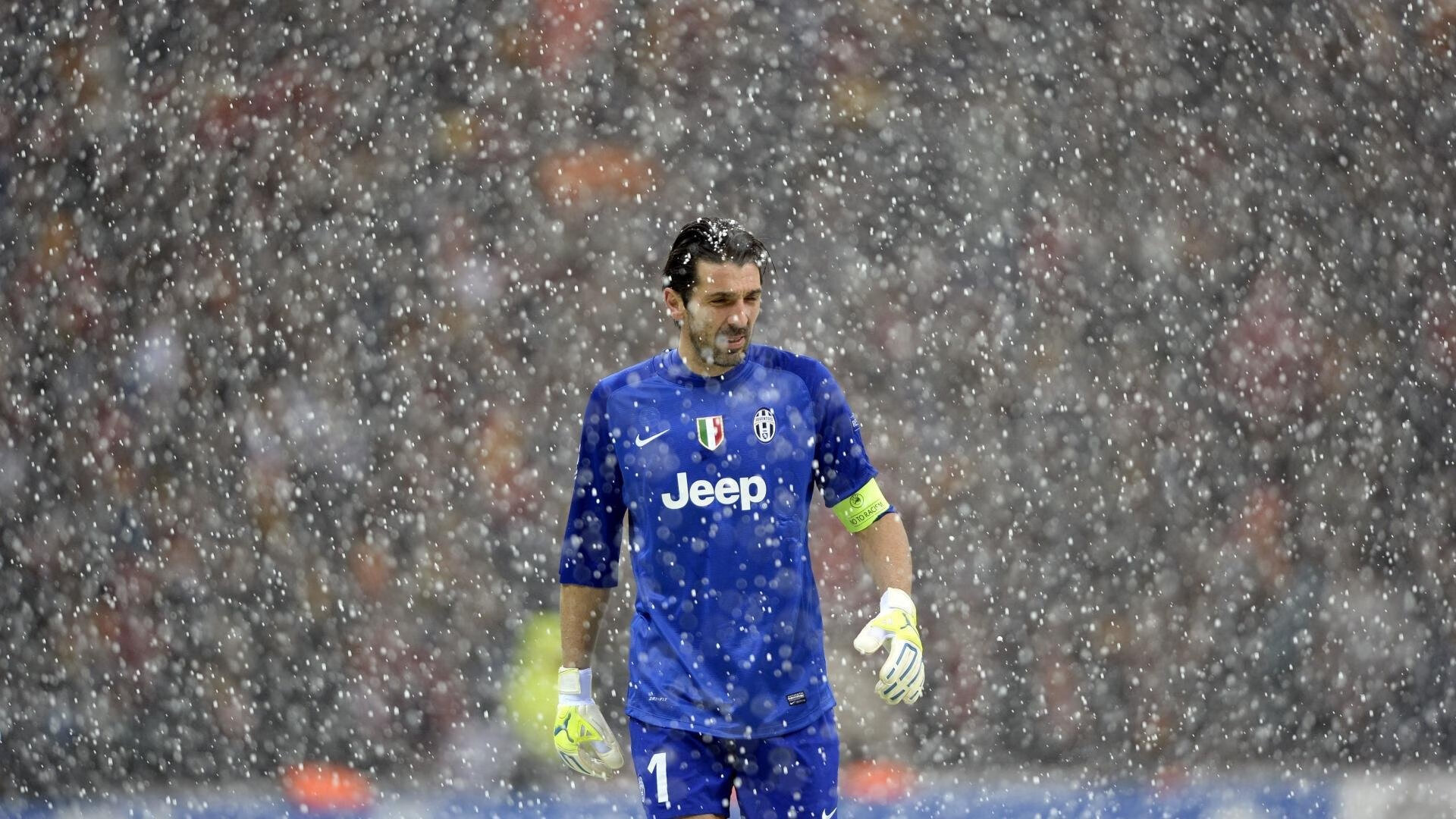 九游游戏-全黑队的球员展现出的强大凝聚力，成就了团队的卓越表现，黑球球员