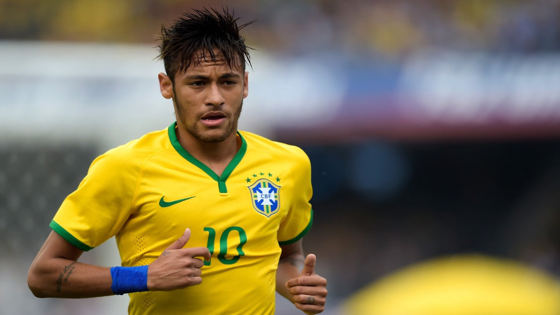 未来足球赛场将采用全息投影技术，创造沉浸式观赛体验，足球全景